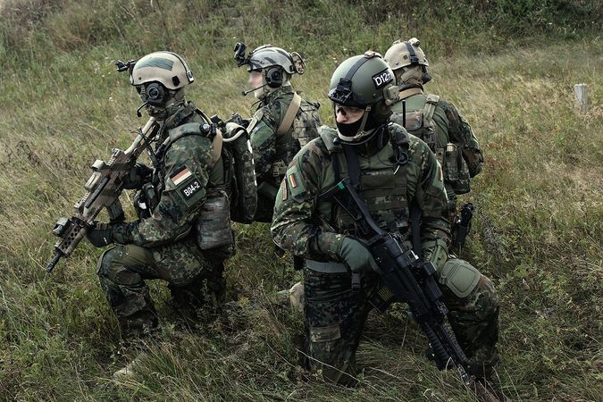 Страшен скандал гръмна в Германия! Елитните спецчасти си устроили купон с проститутка в стила на Третия райх (ВИДЕО)