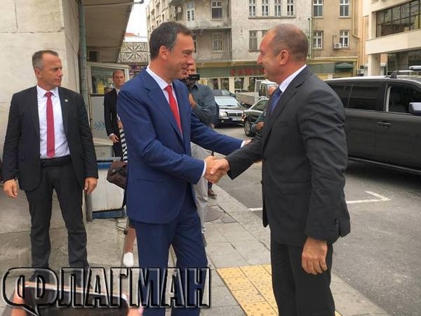 Президентът Радев от морето: Приятно ми е!