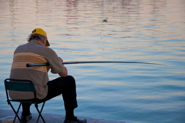 Мао от село Бистрица извади истинско чудовище от местния язовир, повлече го със симсонката си, а накрая го показа на жена си Гюрка (СНИМКА)