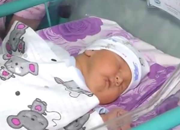 Във Варна се роди бебето-рекордьор Орлин