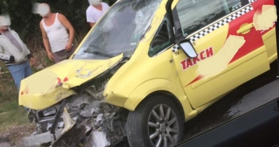 Първи СНИМКИ от зверското автомеле с такси край Златни пясъци