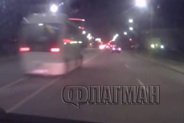 Звяр на пътя! Така кара бургаска маршрутка (ВИДЕО)
