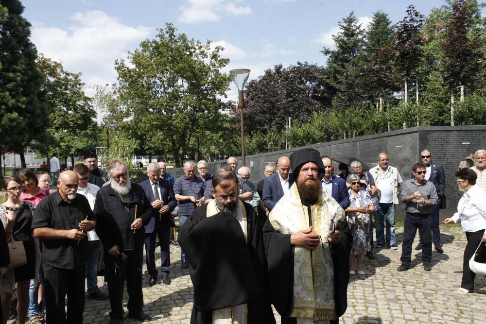 Фоторепортаж в БЛИЦ: Почетоха жертвите на комунизма на Мемориала край НДК (СНИМКИ)