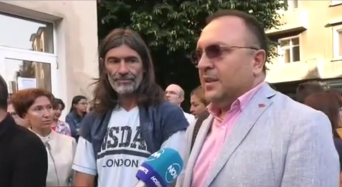 Родители и ученици от СМГ пак протестират срещу уволнението на учителка
