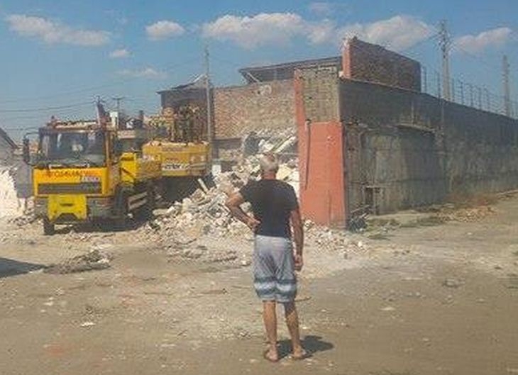 Багер влезе в най-гнусната част от Кумлука в Бургас (СНИМКИ)