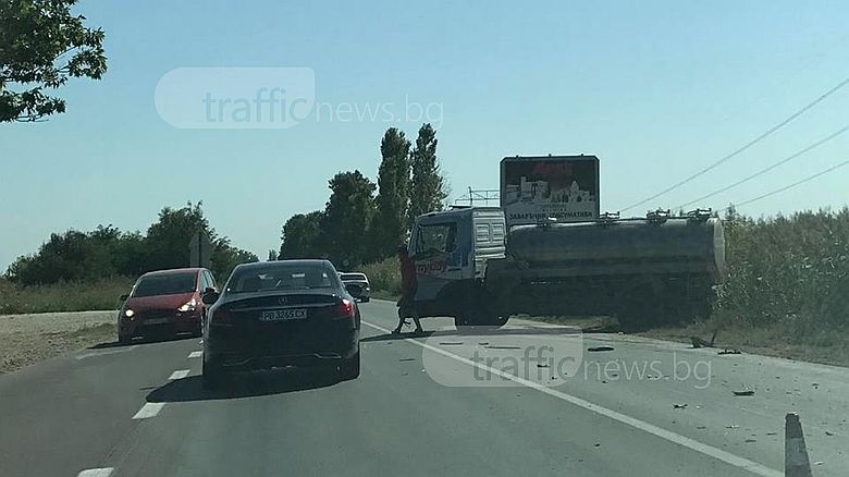 Пикап направи на хармоника автомобил на Околовръстното на Пловдив (СНИМКИ)