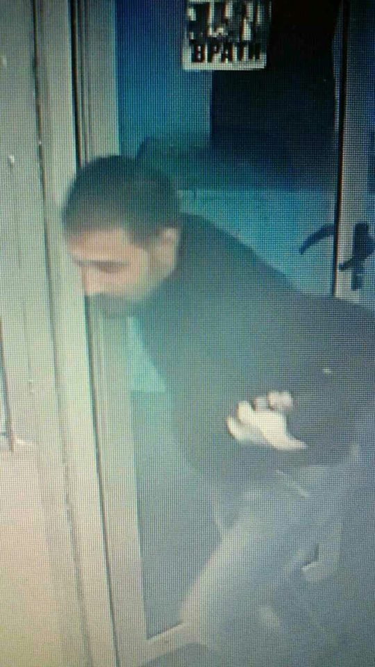 Познавате ли го? Полицията търси този мъж под дърво и камък (СНИМКИ)