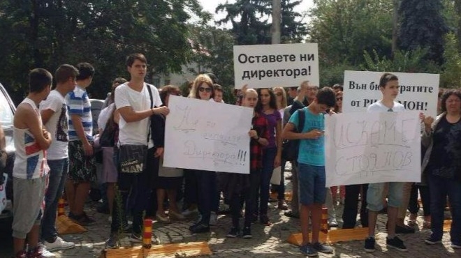 БЛИЦ TV: Учители от СМГ и родители си искат директора