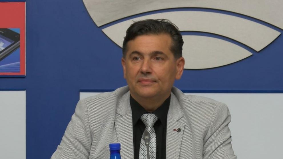 Директорът на СМГ няма да напусне поста си, кани уволнената учителка на кафе