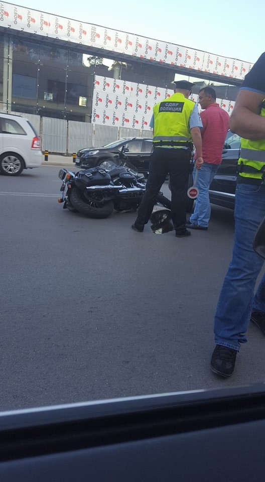 Първо в БЛИЦ! Зверски удар на Черни връх: Джип и мотор се удариха пред столичен мол (СНИМКИ)
