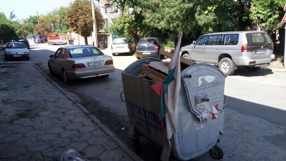 Фейсбук завря заради изхвърлено в контейнер българско знаме (СНИМКА)