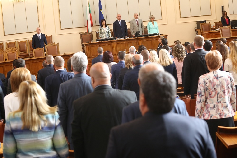 Парламентът заседава извънредно днес заради частните съдебни изпълнители