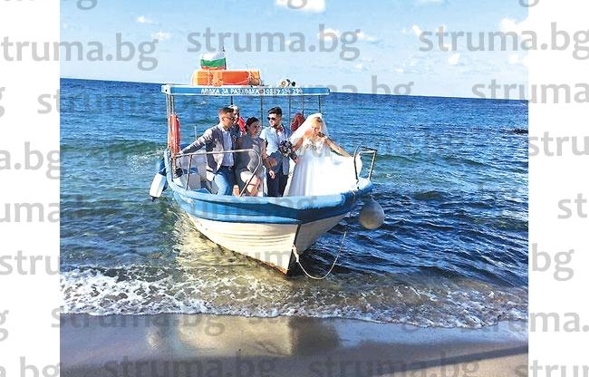 Наследниците на видни благоевградчани вдигнаха чудна сватба на брега на морето (СНИМКИ)