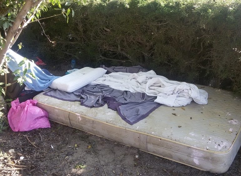 Кипърката Надя събира пари за българина Стефан да се изнесе от гнусния матрак