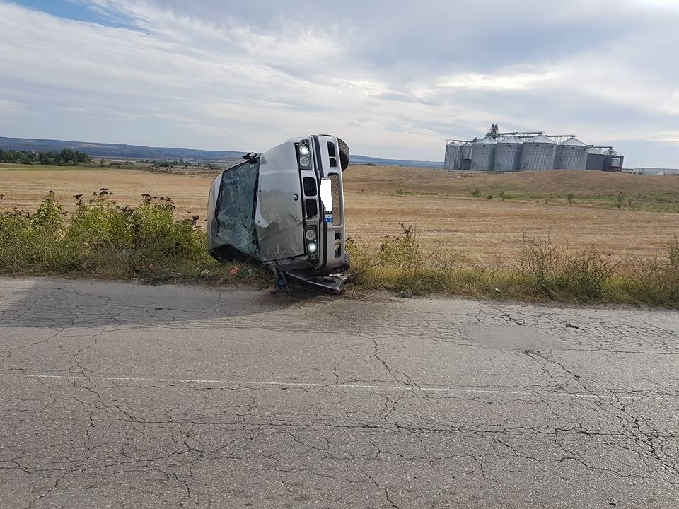 Тежко автомеле с БМВ край Варна, двама младежи са в болница (СНИМКИ)