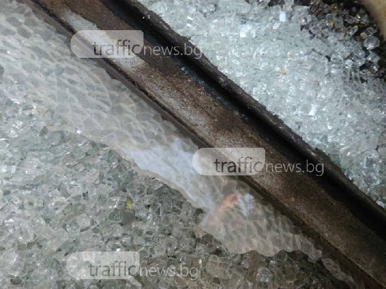 Бесни роми безчинстват, нападнаха с метални тръби мъж и жена край Пловдив (СНИМКИ)
