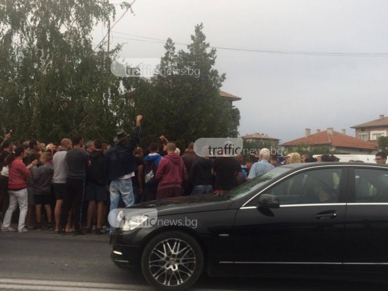 Сблъсък между протестиращи и полиция в Коматево, има арестуван (СНИМКИ)