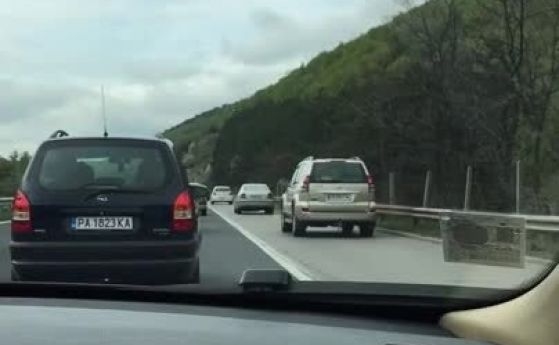 Промени? Ето какво чака шофьорите, ако шофират в аварийната лента  