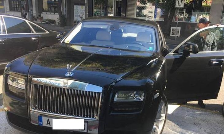 Политик от БСП събра очите на всички в Бургас с фамозния си "Ролс Ройс" за 700 бона (СНИМКИ)
