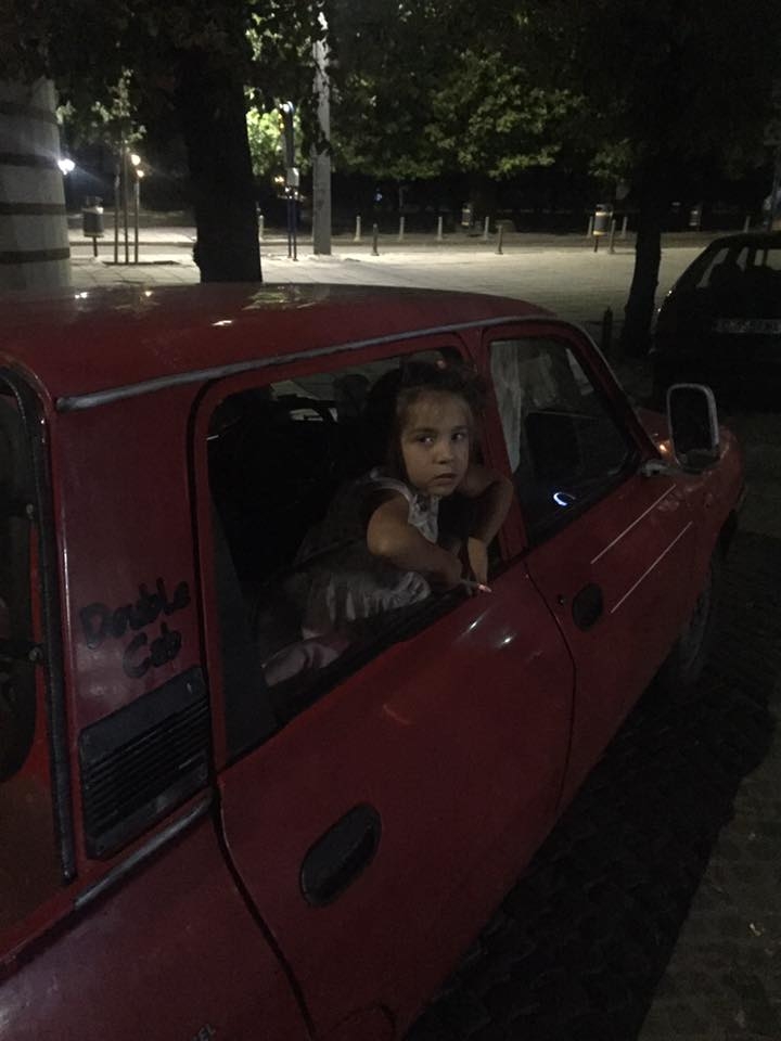 Софиянци скандализирани от СНИМКА: Бащата спи на предната седалка, майката чати до него, а 5-годишната им дъщеря отзад пуши!