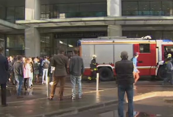 Паника в бизнес център в Москва, стотици са евакуирани (ВИДЕО)
