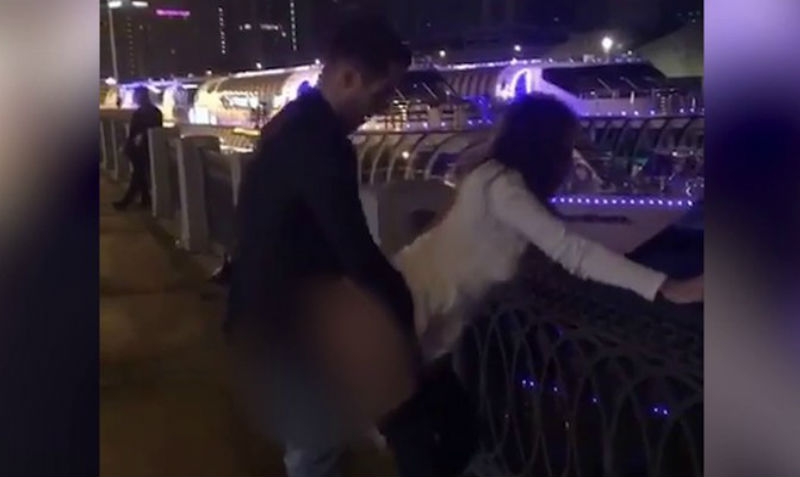 Руснаци си направиха тройка пред Министерския съвет в Москва (ВИДЕО 18+)