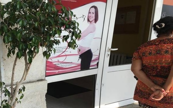 Малко дете запали колата на родителите и се вряза във вратата на АГ отделение (СНИМКИ)
