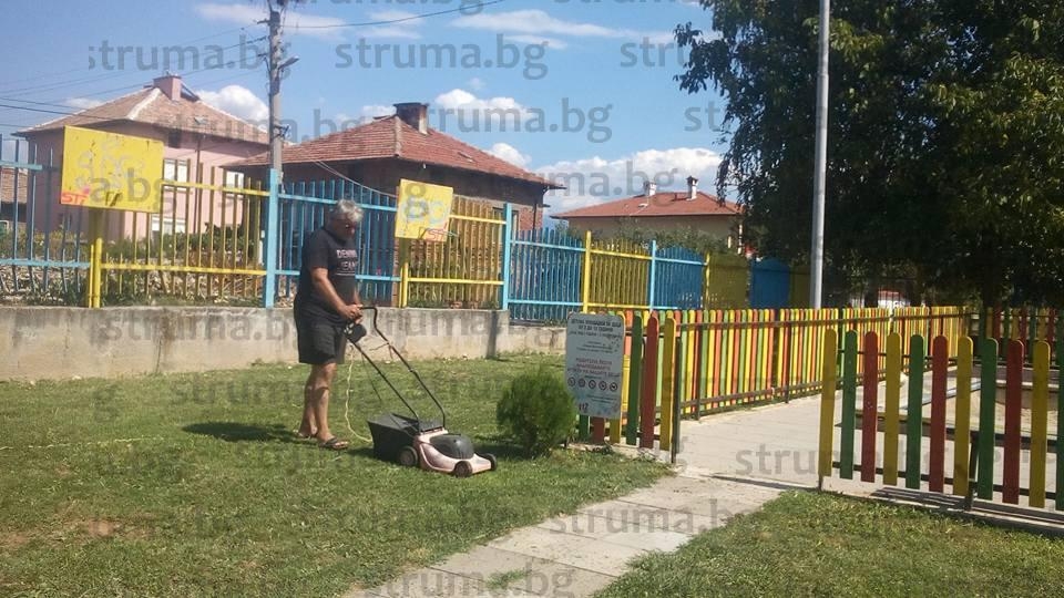 Кметът на Покровник стана общ работник в неделя, а за награда се повози в тази уникална лимузина (СНИМКИ)