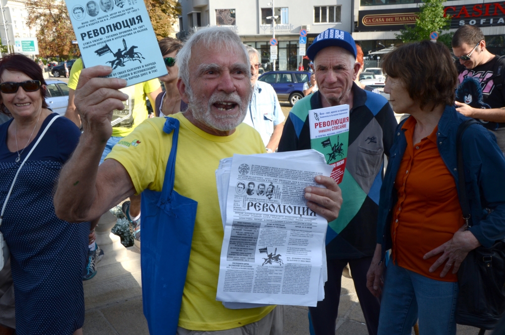 Супер фото факт в БЛИЦ! Скандалната Ченалова поиска да яхне протеста срещу кабинета! (СНИМКА)