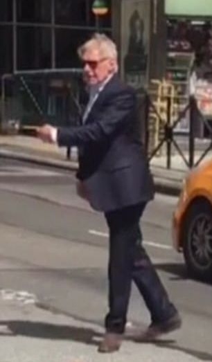 Уникално зрелище! Харисън Форд слезе от колата си насред улица в Ню Йорк и след това.... (СНИМКИ/ВИДЕО)