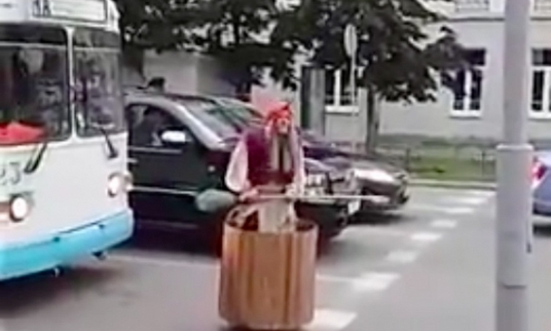 Едва ли сте виждали такова нещо да "кисне" в задръстване (ВИДЕО)