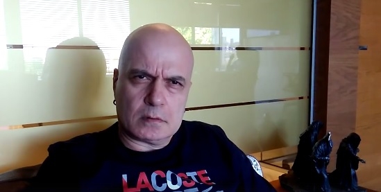 Десетки хиляди преминаха под знамето на Слави Трифонов само за денонощие (ВИДЕО)