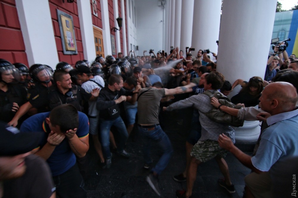Трагедията в Одеса: Родители и активисти щурмуват кметството заради овъглените деца във „Виктория“ (СНИМКИ/ВИДЕО)