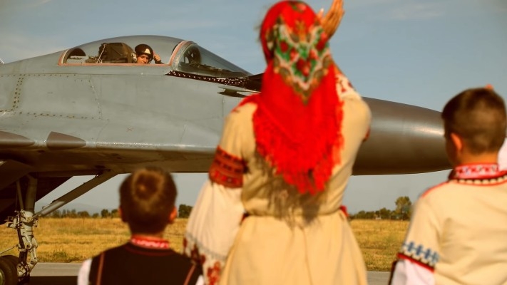 Уникално ВИДЕО събра в едно магията на народния танц и традицията на българските ВВС (СНИМКИ)