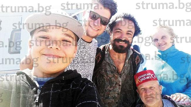 Дядо Александър се превърна в атракцията на Благоевград! След 2 месеца в Турция, пенсионерът се издокара с ... фес (СНИМКИ)