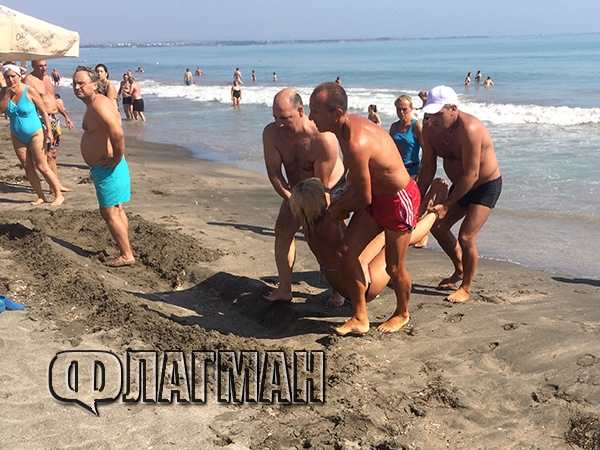 Драма на бургаския плаж! Блондинка се дави, спасители се хвърлят в мъртвото вълнение (СНИМКИ)