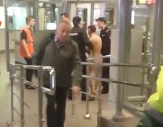 Гол мъж изплаши пътниците в метрото (ВИДЕО 18+)