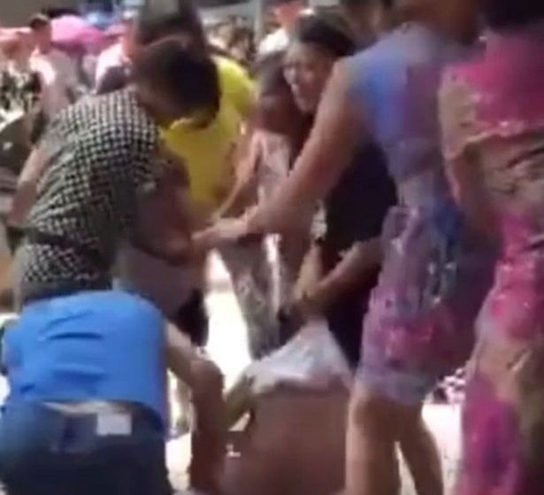 Разгневени съпруги хванаха в крачка любовница, разсъблякоха я и я биха брутално на улицата (СНИМКИ/ВИДЕО 18+) 