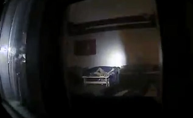 Хванат в акта! Полицаи реагират на обир, заварват крадеца да се самозадоволява на дивана (ВИДЕО)