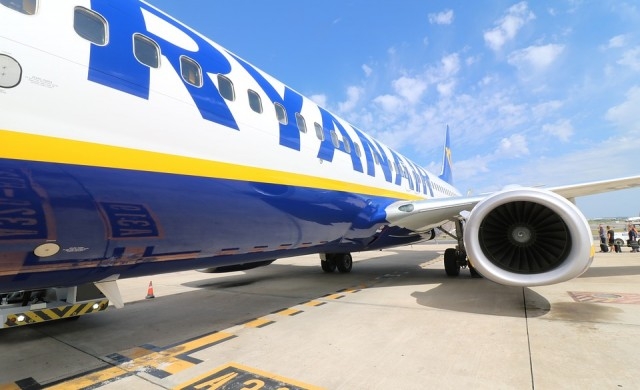 Guardian: Ryanair с нов трик: Насърчава пилотите да се откажат от отпуската с бонуси, за да спре бъркотията с полетите