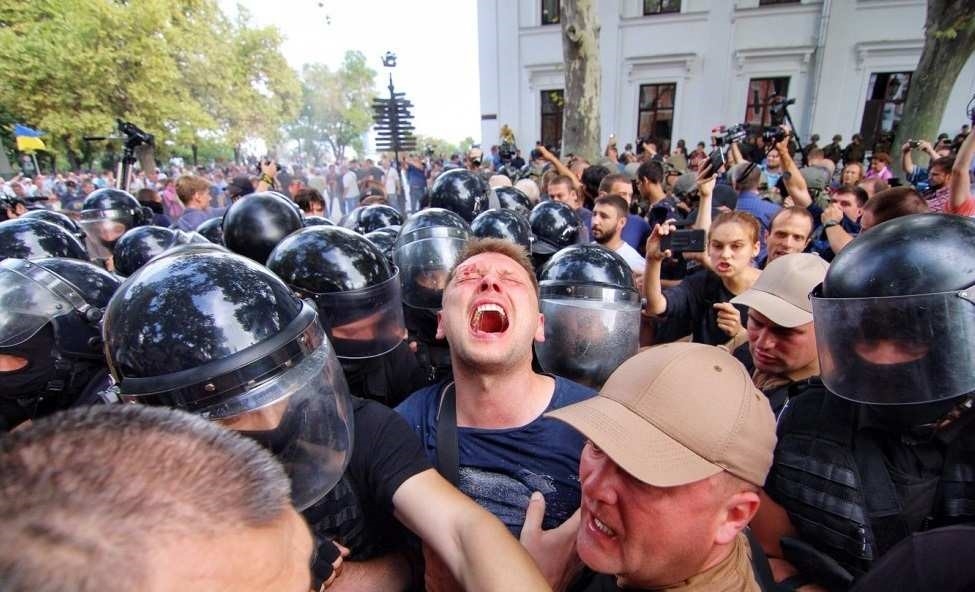 В Одеса отново се бият! Схватки има пред градския съвет и прокуратурата, десетки са ранени (СНИМКИ/ВИДЕО)