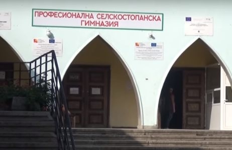 Обвиниха в хулиганство и побой скандалния ученик, смлял от бой учителя си