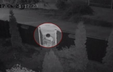 Първа СНИМКА на наглия пишлигар, който се промъкна посред нощ в къщата на Теменуга и я ограби най-безцеремонно 