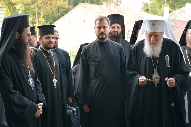 Със сълзи на очи, стотици отдадоха последна почит на Видинския митрополит Дометиан (СНИМКИ)