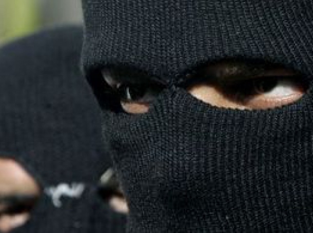 Извънредно в БЛИЦ: Маскирани нападнаха, биха със сап и душиха мъж и жена тази сутрин