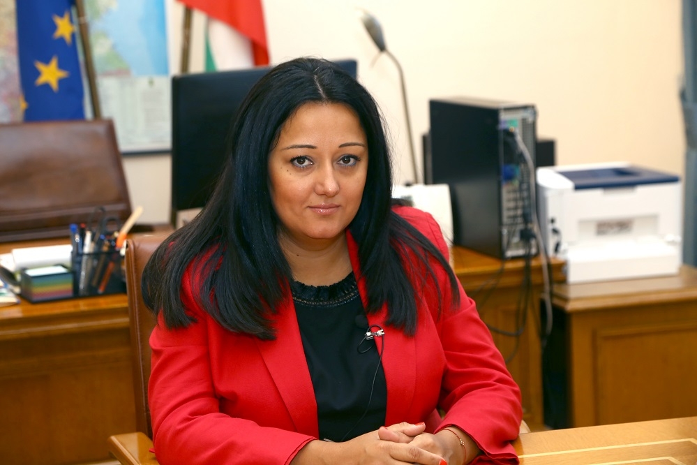 Министър Палова изригна с гневен пост заради фалшива новина, свързана с нея и хиляди левове