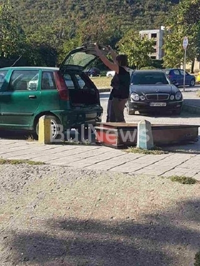 Осъдена чиновничка вози трупове с нелегална катафалка във Враца в присъствието на невръстното си дете (СНИМКИ)