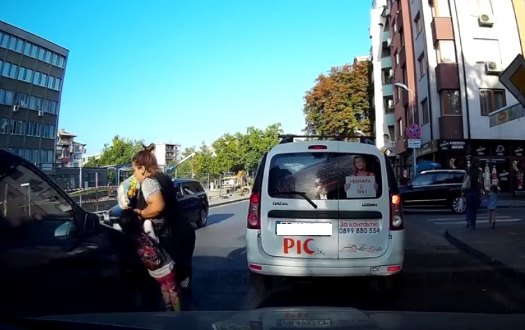 Стряскащо ВИДЕО от Пловдив! Безразсъдна майка повлече детето си под гумите на улицата, но не спира да говори по телефона