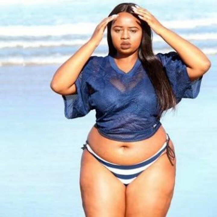 Plus-size модел се превърна в интернет сензация, след като постави на мястото му мъж, разкритикувал фигурата й (СНИМКИ)