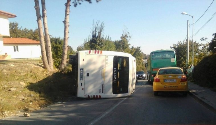 Бус се преобърна на пътя за Златните, осем са в болница (СНИМКА)